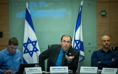 Le président de la commission de la Constitution, du Droit et de la Justice de la Knesset, le député Simcha Rothman, dirigeant une audience de la commission, le 6 février 2023. (Crédit : Yonatan Sindel/Flash90)