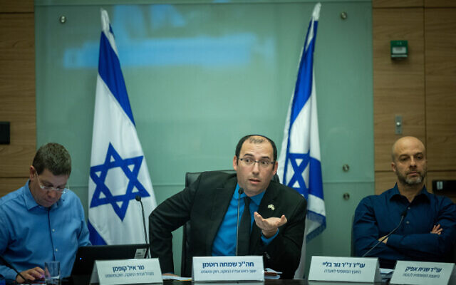 Le président de la commission de la Constitution, du Droit et de la Justice de la Knesset, le député Simcha Rothman, dirigeant une audience de la commission, le 6 février 2023. (Crédit : Yonatan Sindel/Flash90)
