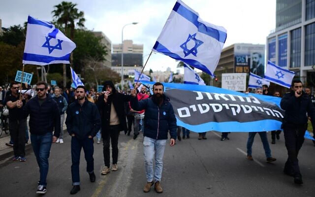 Des employés du secteur de la high-tech protestant contre les changements proposés au système judiciaire, à Tel Aviv, le 7 février 2023. (Crédit : Tomer Neuberg/Flash90)
