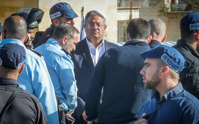 Le chef de la police, Kobi Shabtaï, à gauche, s'entretenant avec le ministre de la Sécurité nationale, Itamar Ben Gvir, sur les lieux d'une attaque à la voiture-bélier près de Ramot, à Jérusalem, le 10 février 2023. (Créit : Jamal Awad/Flash90)