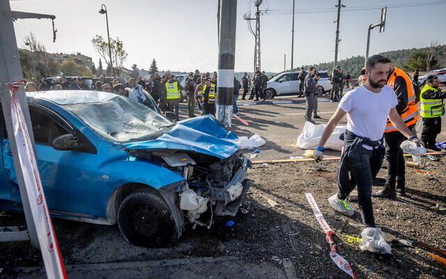 Des secouristes et des policiers sur les lieux d'une attaque terroriste mortelle à la voiture-bélier près du carrefour Ramot, à Jérusalem, le 10 février 2023. (Crédit : Yonatan Sindel/Flash90)