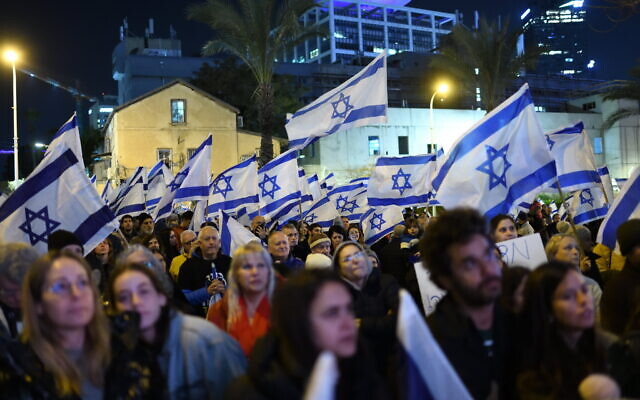 Des milliers de manifestants israéliens rassemblés contre le nouveau gouvernement du Premier ministre Benjamin Netanyahu, à Tel Aviv, le 11 février 2023. (Crédit : Gili Yaari /Flash90)