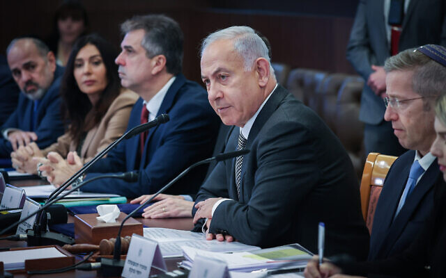 Le Premier ministre Benjamin Netanyahu dirigeant une réunion du cabinet à son Bureau de Jérusalem, le 12 février 2023. (Crédit : Amit Shabi/Pool/Flash90)