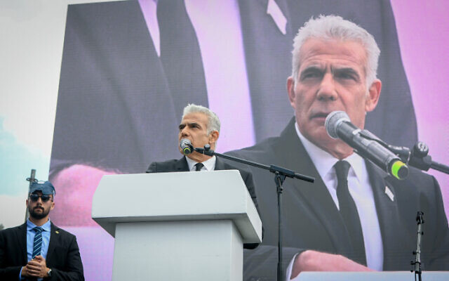 Le chef de l'opposition et président de Yesh Atid, le député Yaïr Lapid, prenant la parole lors d'une manifestation contre le programme de refonte judiciaire du gouvernement devant la Knesset, le 13 février 2023. (Crédit : Arie Leib)