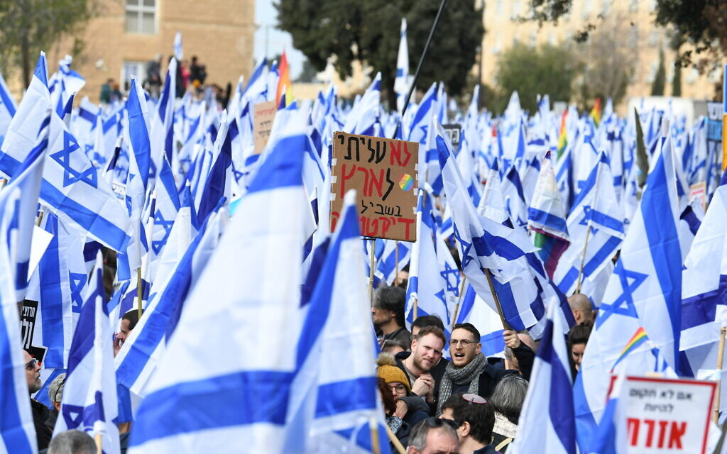 Des manifestants contre les plans du nouveau gouvernement du Premier ministre Benjamin Netanyahu visant à remanier le système judiciaire, à Jérusalem, le 13 février 2023. (Crédit : Arie Leib Abrams/FLASH90)