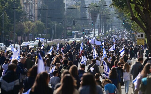 Des manifestants défilent à Tel Aviv lors d'une manifestation contre la refonte du système judiciaire, le 13 février 2023. (Crédit : Tomer Neuberg/FLASH90)
