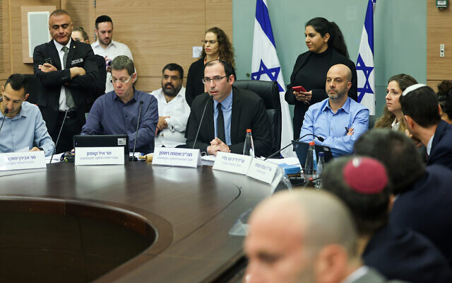 Le député Simcha Rothman lors de la réunion de la commission de la Constitution, de la loi et de la justice de la Knesset, le 13 février 2023. (Crédit : Yonatan Sindel/Flash90)