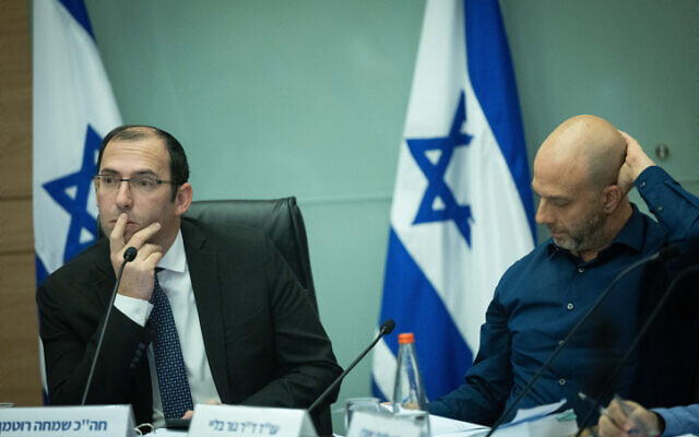 Le président de la Commission de la Constitution, le député Simcha Rothman (g), aux côtés de Gur Blaï, conseiller juridique de la commission lors d'une discussion à la Knesset, le 14 février 2023. (Crédit : Yonatan Sindel/Flash90)