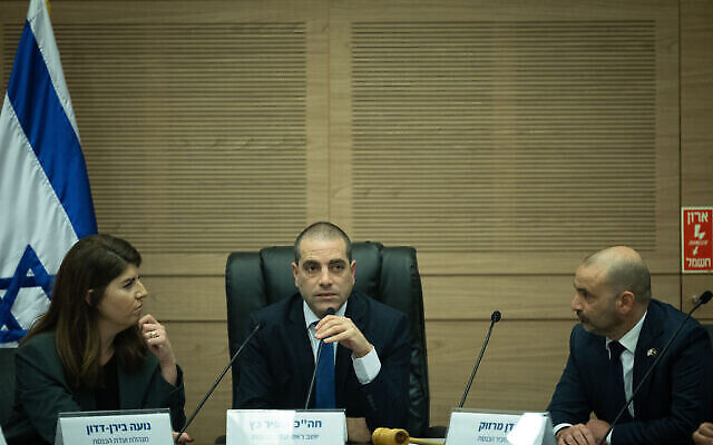 Le député Ofir Katz préside une réunion à la Knesset à Jérusalem, le 14 février 2023. (Crédit : Yonatan Sindel/Flash90)