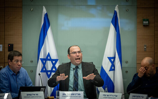 Le président de la commission de la Constitution, du Droit et de la Kustice de la Knesset, le député Simcha Rothman (au centre), lors d’une audience le lundi 19 février 2023. (Crédit : Yonatan Sindel/Flash90)