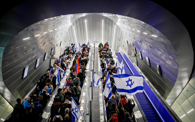 Des Israéliens se pressent dans le train à Jérusalem pour se rendre à la manifestation, où des milliers de personnes sont attendues devant le parlement israélien pour protester contre les réformes juridiques prévues par le gouvernement israélien, le 20 février 2023. (Crédit : Flash90)