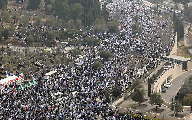 Des Israéliens participant à une manifestation de grande ampleur contre le projet de refonte judiciaire, près de la Knesset, à Jérusalem, le 20 février 2023. (Crédit : Noam Revkin Fenton/Flash90)