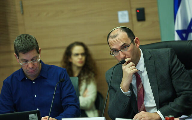 Le député Simcha Rothman, chef de la Commission de la constitution, lors d'une réunion de commission à la Knesset de Jérusalem, le 20 février 2023. (Crédit : Yonatan Sindel/Flash90