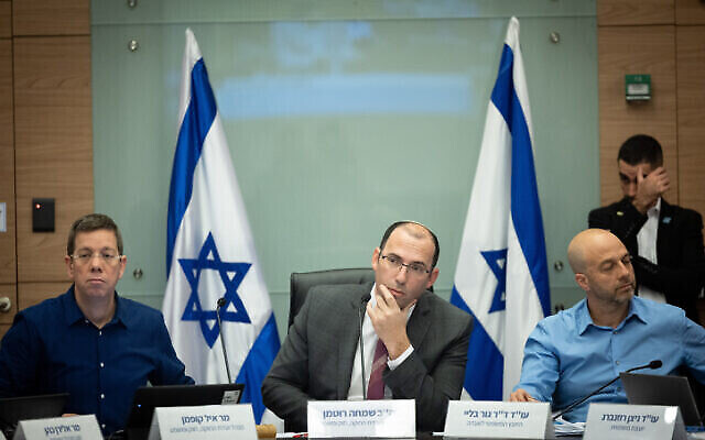 Le président de la commission de la Constitution, du Droit et de la Justice de la Knesset, le député Simcha Rothman, au centre, lors d'une audience, avec le conseiller juridique de la commission, Me Gur Blaï, à droite, le 20 février 2023. (Crédit : Yonatan Sindel/Flash90)