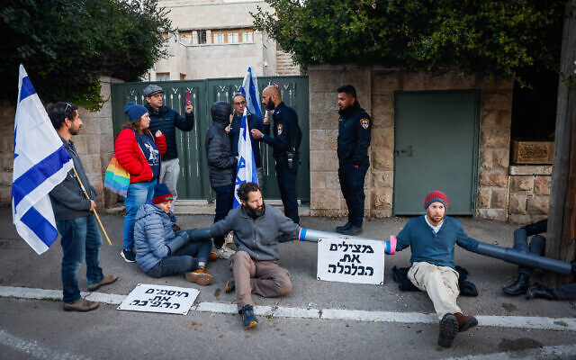 Des manifestants anti-gouvernement devant le domicile du ministre de l'Économie, Nir Barkat, à Jérusalem, le 22 février 2023. (Crédit : Erik Marmor/Flash90)