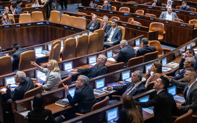 Une discussion et un vote en plénière de la Knesset, le 22 février 2023. (Crédit : Yonatan Sindel/Flash90)