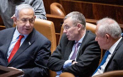 Le Premier ministre Benjamin Netanyahu, à gauche, le ministre de la Justice Yariv Levin, au centre, et le ministre de l'Agriculture Avi Dichter à la Knesset, le 22 février 2023. (Crédit : Yonatan Sindel/Flash90)