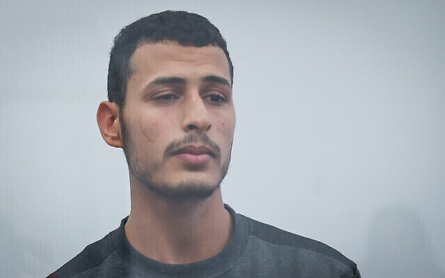 Barakhat Abu Essa, 22 ans, originaire de Tel Sheva, a été inculpé, le 23 février 2023, du viol d'une femme devant ses enfants, à leur domicile de Gedera, tôt dans la journée du 2 février 2023. Il apparaît sur cette photo lors d’une audience à Lod. (Crédit : Flash90)