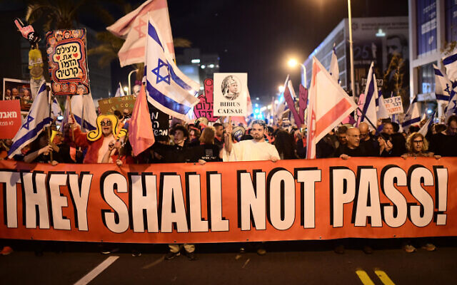  Des personnes défilant lors d'une manifestation contre la refonte judiciaire prévue par le gouvernement, à Tel Aviv, le 25 février 2023. (Crédit : Tomer Neuberg/Flash90)