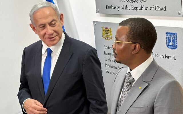 Le Premier ministre Benjamin Netanyahu et le président du Tchad Idriss Déby à l'ouverture de l'ambassade du Tchad à Tel Aviv, le 2 février 2023. (Crédit : Twitter)