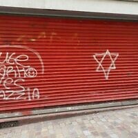 De nouveaux tags antisémites sur un commerce du 18e arrondissement de Paris, le 3 février 2023. (Crédit : Olivia Polski / Twitter)