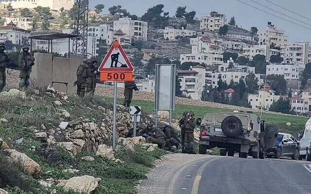 La scène de ce que l'armée a déclaré être une tentative d'attaque à l'arme blanche près du camp de réfugiés d'al-Fawar, près de Hébron, dans le sud de la Cisjordanie, le 9 février 2023. (Crédit : Réseaux  sociaux)