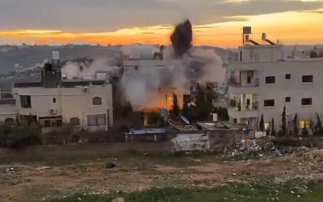 Les troupes israéliennes démolissant la maison d'un Palestinien qui a perpétré une fusillade meurtrière l'année dernière, dans la ville de Hébron en Cisjordanie, le 16 février 2023. (Crédit : Twitter)