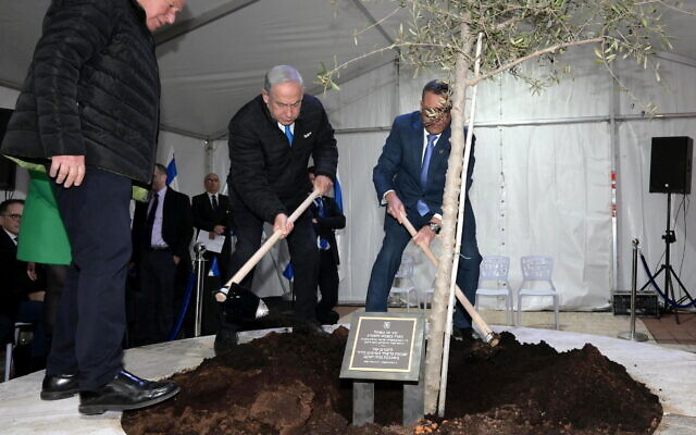 Le Premier ministre Benjamin Netanyahu plantant un olivier, près du site d'une attaque terroriste meurtrière, dans le quartier de Neve Yaakov, à Jérusalem, le 6 février 2023. (Crédit : Amos Ben Gershon/Bureau du Premier ministre)