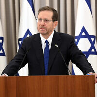 Le président Isaac Herzog s'adressant à la nation israélienne depuis son Bureau à Jérusalem, le 12 février 2023. (Crédit : Haim Zach/Bureau du Premier ministre)