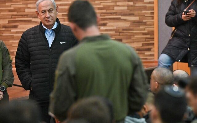 Le Premier ministre Benjamin Netanyahu parle avec des soldats dans une base en Cisjordanie, le 7 février 2023. (Crédit : Kobi Gideon/GPO)