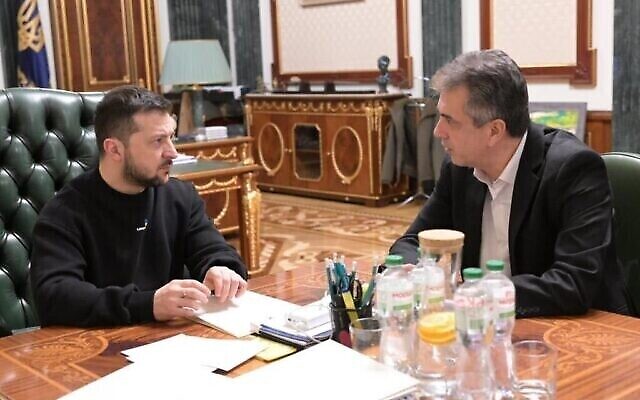Le ministre des Affaires étrangères s'entretient avec le président ukrainien Volodymr Zelensky à Kiev, en Ukraine, le 16 février 2023. (Crédit : Shlomi Amsalem/GPO)