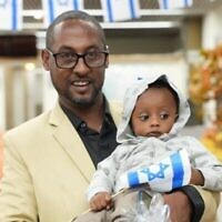 Des immigrants éthiopiens arrivent en Israël, le 1er février 2023 (Crédit : Keren HaYesod)