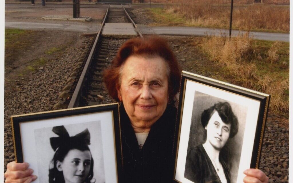 Lily Ebert avec une photo de ses sœurs lors d'une visite à Auschwitz. (Autorisation)