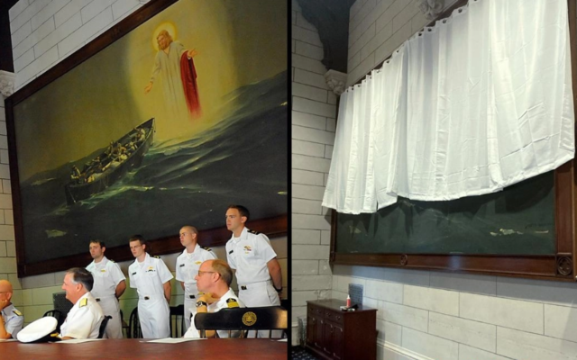 Une photo avant-après montrant comment une peinture de Jésus à l'Académie de la marine marchande américaine, est maintenant "cachée" sous un rideau, à Kings Point, New York. (Crédit : Garde côtière américaine ; Académie de la marine marchande américaine).