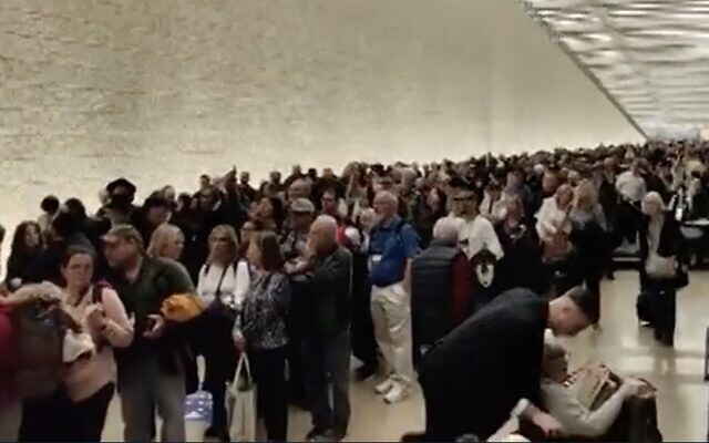Des touristes à l'aéroport Ben Gurion faisant la queue pour passer le contrôle des passeports, le 13 février 2023. (Crédit : La Douzième chaîne)