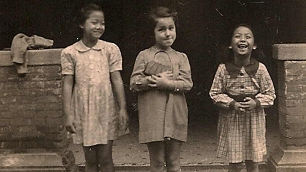  Une jeune réfugiée juive et ses amies chinoises à Shanghai pendant la Seconde Guerre mondiale. (Crédit : Shanghai Jewish Refugees Museum)