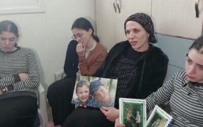 Dvora Paley tenant une photo de ses fils Yaakov Yisrael et Asher Menahem, tués dans un attentat terroriste à Jérusalem, alors qu’elle s’entretient avec des journalistes pendant la traditionnelle période de deuil, le 12 février 2023. (Crédit : Twitter; utilisé conformément à l’article 27a de la Loi sur les droits d’auteur)