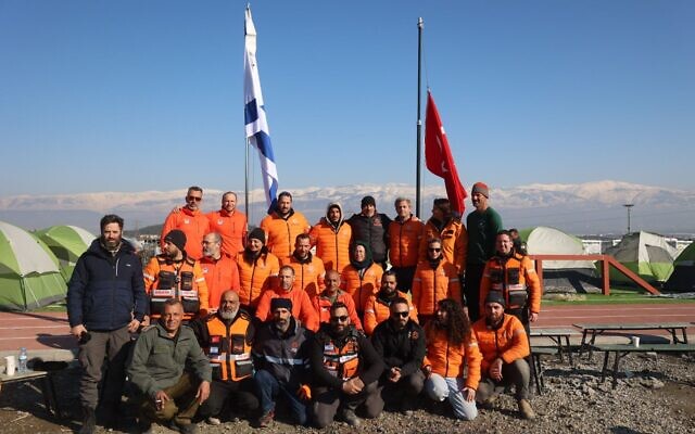 La délégation déployée en Turquie après le séisme majeur pose pour une photo, le 12 février 2023. (Crédit : United Hatzalah)