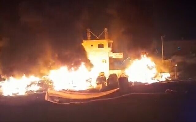  Des voitures et des maisons incendiées par des résidents d'implantations dans la ville de Huwara, en Cisjordanie, le 26 février 2023. (Crédit : Twitter)