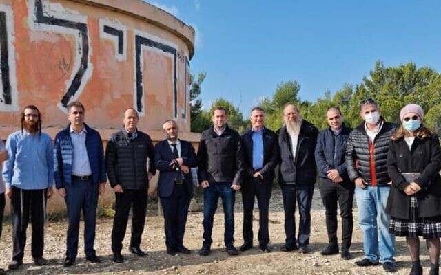 Des députés de droite, dont l'ancien président de la Knesset, Yuli Edesltein, visitant l'avant-poste illégal de Homesh, en 2022. (Crédit : Roy Hadi)