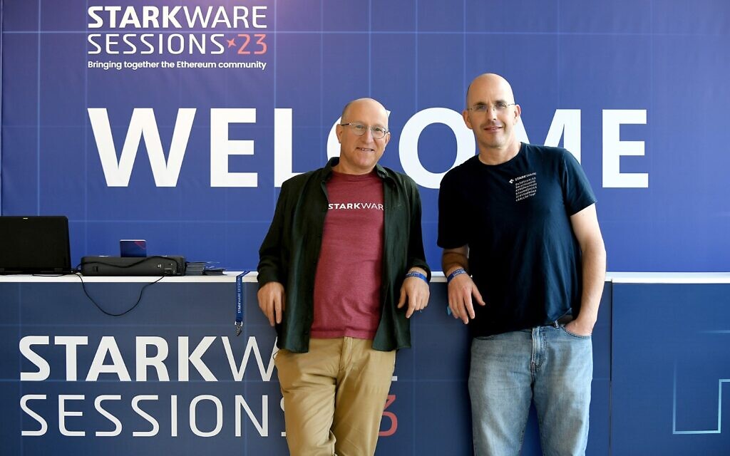 Le co-fondateur et président de StarkWare, Eli Ben-Sasson, à gauche, avec le co-fondateur et PDG Uri Kolodny lors d'un événement blockchain à Tel Aviv, le 7 février 2023. (Autorisation)