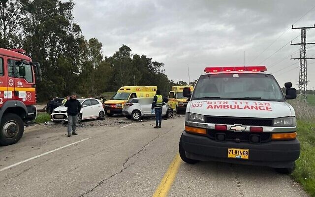 Des secouristes sur les lieux d'une collision entre trois voitures près de la base aérienne de Tel Nof, dans le centre d'Israël, le 6 février 2023. (Crédit : Magen David Adom)