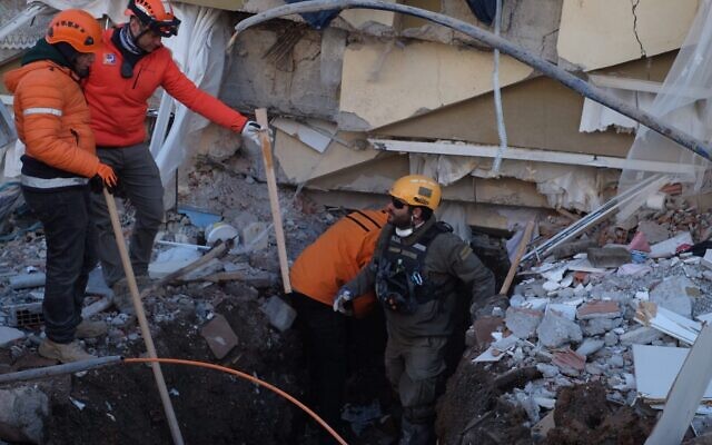Des experts en recherche et sauvetage de Tsahal et de United Hatzalah travaillant sur le site d'un bâtiment effondré à Kahramanmaraş, en Turquie, le 8 février 2023. (Crédit : Judah Ari Gross/Times of Israel)
