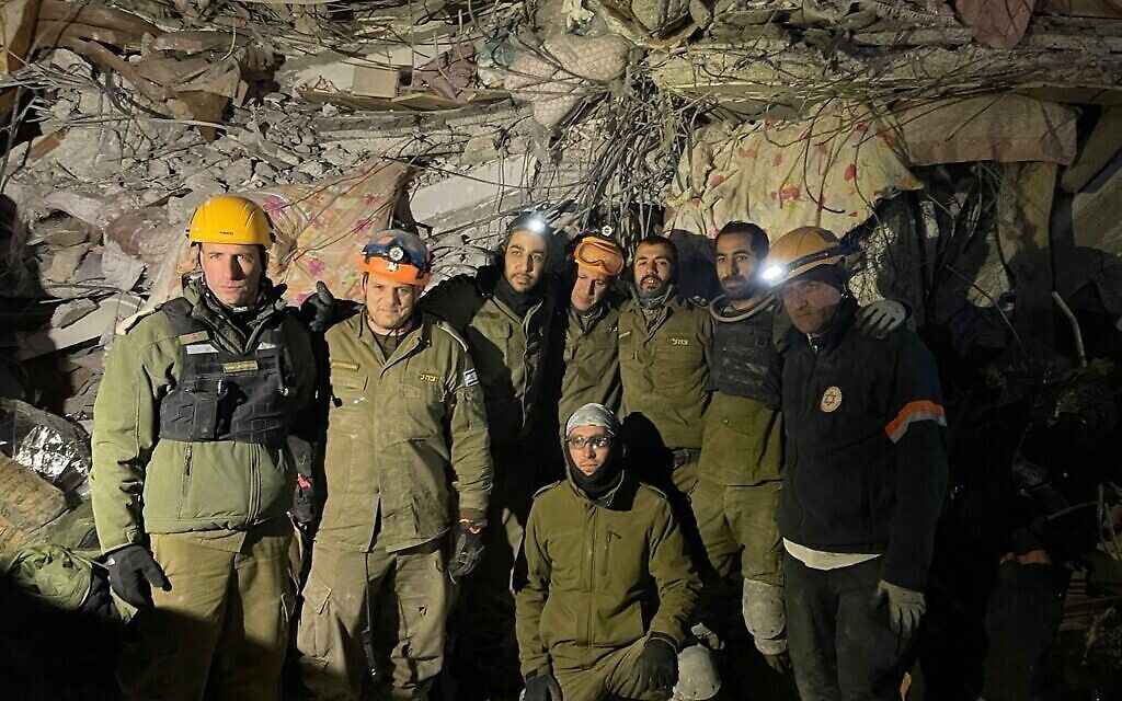 Le Lt. Col. Golan Landsberg, à gauche, avec des membres de son unité de recherche et de secours devant un bâtiment effondré à Marash, en Turquie, le 8 février 2023. (Crédit : Armée israélienne)