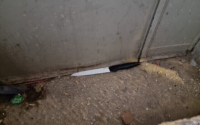 Le couteau utilisé par un terroriste palestinien dans une attaque à Jérusalem, le 13 février 2023. (Crédit : police israelienne)