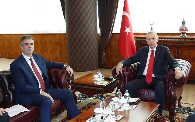 Le ministre des Affaires étrangères Eli Cohen (à gauche) avec le président turc Recep Tayyip Erdogan à Ankara, le 14 février 2023 (Crédit : Présidence de la République de Turquie)