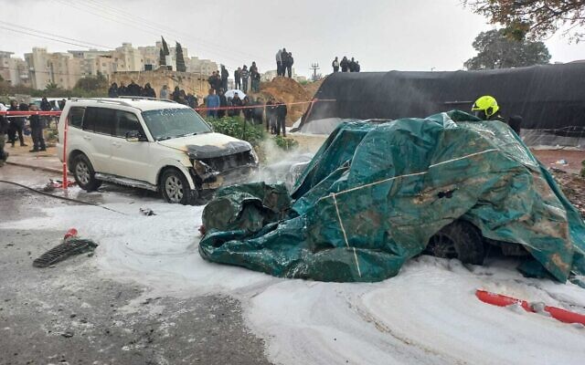 La scène de l'explosion d'une voiture qui a fait un mort à Lod, dans le centre d'Israël, le 5 février 2023. (Crédit : Sapeurs-pompiers)