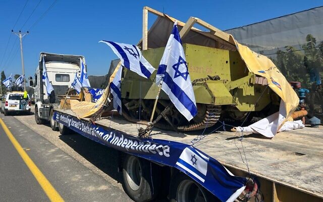 Un véhicule blindé Bren Carrier sorti du musée de l'ancien Gesher par des vétérans de la guerre de Yom Kippour de 1973, pour protester contre la réforme du système judiciaire prévue par le gouvernement, le 18 février 2023. (Crédit : Police israélienne)
