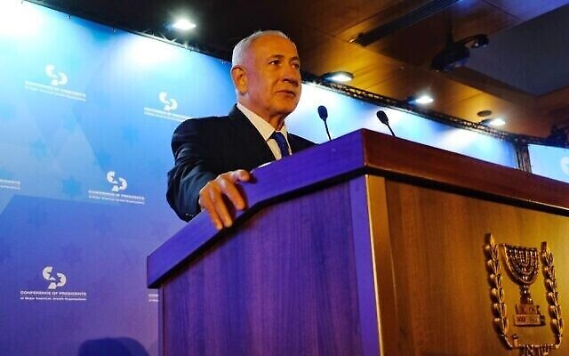 Le Premier ministre Benjamin Netanyahu s’exprimant lors de la Conférence des présidents des organisations juives américaines, à Jérusalem, le 19 février 2023. (Crédit : Amit Elkayam)