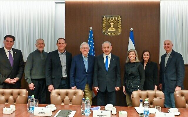 Le Premier ministre Benjamin Netanyahu (quatrième à partir de la droite) accueille dans son bureau le leader de la minorité au Sénat américain, Mitch McConnell,(quatrième à partir de la gauche) et des sénateurs Républicains, le 23 février 2023 (Crédit : Kobi Gideon/GPO)